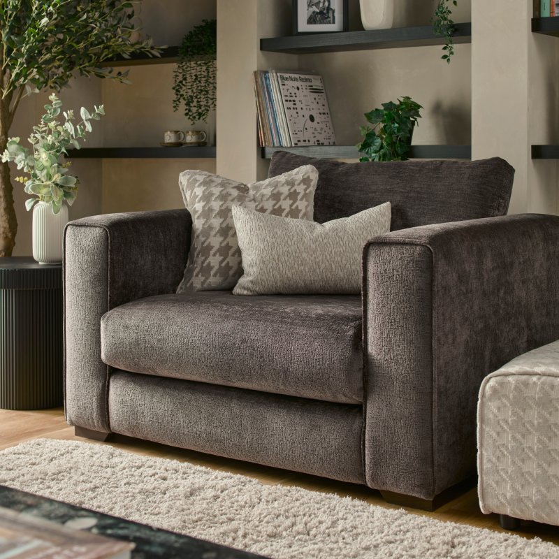 Adelyn Love Chair
